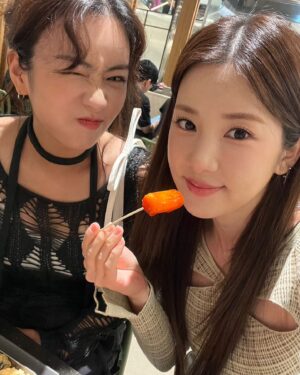 Park Cho-rong Instagram - 예쁜거 너무 많잖아.. 🛍️