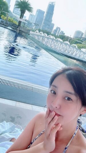 Park Eun-hye Instagram - 안 타려고 노력 했는데.. 탔다고 우리 메컵 원장님에게 혼나려나… #미리자수 해영아~~ @abybom_joy  나 조금 탔어 하지만.. 마지막 사진 만큼은 아닐거야…  그늘이라 더 어둡게 나온 걸 거양~ 🤣🤣🤣 히히