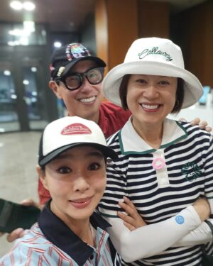 Park Mi-sun Instagram - 오랜만에  만난  종신이  원희랑  밤 골프 
.
습해서  좀  더웠지만  그래도  바람도  솔솔 불고 ,  오랜만에  수다도  떨고  아주  즐거운 라운드였네요 ㅎㅎ 
.
종신이 랑  원희  드라이버  비거리가  아주그냥  짱이여 ㅎ 
.
누가  1등  했을까요? ㅎㅎ 
.
#밤골프 #윤종신 #김원희