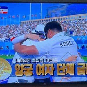 Park Mi-sun Instagram - 와  어제  금소식이  많이  들렸는데 
혹시  양궁들  보셨어요? 
.
무슨  드라마도  이렇게  쓰면  말도 안된다고  할만큼  쫄깃해서  심장터질뻔 ㅎ 
.
진짜  대단하지 않나요?  올림픽  10회 금메달  무려  40년 아닌가요? 
.
덥고  힘들텐데  우리선수들  끝까지  화이팅  하세요 !!! 대단하고  멋져요 !!!!
.
#대한민국양궁 #금메달🏅