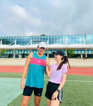 Park Si-eun Instagram - 오늘도 즐겁게~🏃‍♀️🏃🏽
뭘해도 즐겁게~😁💕
그냥 웃다보면 정말 웃을일들이 생길거에요~🥰

#평창#부부#러닝#훈련#데이트#여행
with나의러닝선생 @yeounjin2664 💕