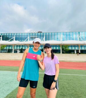 Park Si-eun Instagram - 오늘도 즐겁게~🏃‍♀️🏃🏽
뭘해도 즐겁게~😁💕
그냥 웃다보면 정말 웃을일들이 생길거에요~🥰

#평창#부부#러닝#훈련#데이트#여행
with나의러닝선생 @yeounjin2664 💕