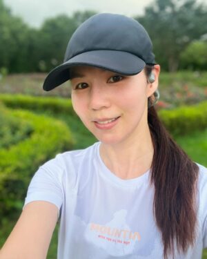 Park Si-eun Instagram - 비가온다고해서 안나가려했는데 비가안오네~😭😅ㅎㅎ
어제 산을뛰어서 오늘은 회복조깅 40분
비가 얼굴에 내렸네요~그래도 기분은 조오타~🤪😁
주말 잘보내셔요~🤗💕