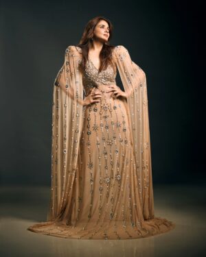 Parul Yadav Instagram - An aura of beauty!✨

#styleinspo #trendylook #fashiongram #photoshootinspo #trending #ootd #fashionmodel #photoshoot #photooftheday #powerpose