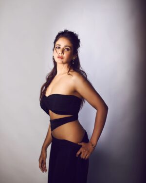 Parul Yadav Instagram - Had an incredible time at the Streaming Academy Awards!! Nothing like a dash of glamour and celebrating great work of friends to make one feel special!! 

@Brindaprasad & @Vishnuinduri put up a great show, as always!! Congratulations to all the winners..

📸: @gohil_jeet
💇‍♀️: @radhika.y51
💄: @makeupby_zainab_
👗: @deme_love_

#NEXAStreamingAwards #OTT #NEXAStreamingAcademyAwards #StreamingStars #NEXA #NEXAExperience #CreateInspire #NEXASIIMA #SIIMA #SIIMA2024 #StreamingAwards #SAA @streamingacademyawards @siimawards