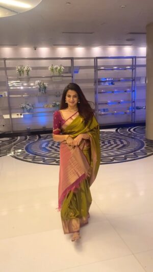 Parvathy Venkitaramanan Instagram - Konjam Jessy feels with this beautiful saree 🫣

Happy Krishna Janmashtami everyone 🤎

@lakshmiboutique2021 💚
@ashtag_sewing 💜
@kayal_jewelrystore 💚

Thank you for this video @abishek_baskar._ 💞