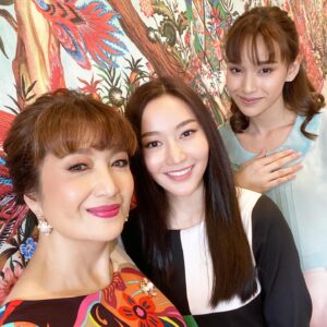 Passorn Leowrakwong Instagram - พรุ่งนี้เรามีนัดกันนะคะลูกขา…. ลูกชีวา @creamyisara 🩵  ลูกวีนัส @ployjomkoh 🩵 #พรชีวัน #ดวงใจเทวพรหม #poncheewan #คุณหญิงวีณา #ฮันนี่ภัสสร  #ดูทีวีกด33 #ดูมือถือกด3Plus 💖💖💖