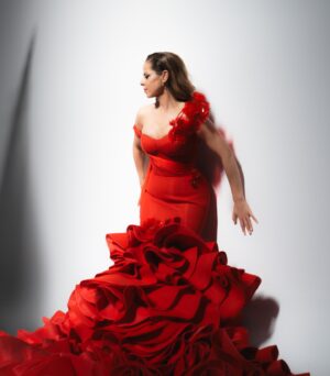 Pastora Soler Instagram - Ahora, que estamos ya con la cuenta atrás del comienzo de la nueva gira, estoy recordando y reviviendo cómo empezó todo… Y fue así, con la COPLA, que a lo largo de estos 30 años ha estado presente en cada concierto. En #RosasyEspinas va a tener más protagonismo que nunca✨

🌹¿En qué ciudad nos vemos?🌹

📸 @manuconejer0 
💄💋 @soniagilmake_up 
👗 @luisfernandezdisenador @vizcainomanuel 
💇🏻‍♀️ @go.mu.di 
💍💎 @lavictoriajoyas 

#30Años #Rosasyespinas