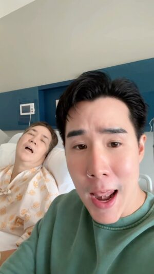 Pataradanai Setsuwan Instagram - มาเฝ้าไข้คุณแม่ครับ 555555555555555

คุณแม่มาผ่าเข่านะครับ ข้างที่2แล้ว เพราะฉะนันช่วงนี้อาจจะไม่ได้มาถ่ายคอนเท้นกัน คุณแม่ฝากสวัสดีทุกๆคนนะครับ❤️🐰

กำลังใจเต็มเลย เดี๋ยวเอาไปให้คุณแม่อ่านที่โรงพยาบาลพรุ่งนี้นะครับ ❤️‍🩹

Mum had her 2nd knee replacement today, she is recovering well and cheerful. Mama said she will be back ASAP and thank you for all the support these past years! Love from Mama Koen. ❤️