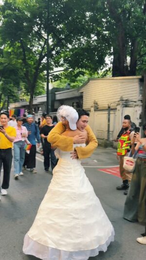 Pataradanai Setsuwan Instagram - ”กอด“ นี้สำหรับทุกๆคนที่ต้องการใน Pride month และตลอดทั้งปีเลยคั๊บ 🐰❤️‍🩹

BANGKOK PRIDE, was an amazing experience to walked the parade yesterday! Lovely to be able to hug everyone along the way! 🏳️‍🌈🐰❤️‍🩹

#pride #pridemonth #BangkokPride #BangkokPride2024 #PrideForAll2024 #ForYourPride