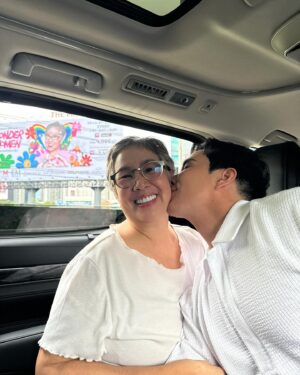 Pataradanai Setsuwan Instagram - ถึงคุณแม่ที่รัก,

เขื่อนภูมิใจในตัวคุณแม่มากๆ นะครับ แม่ตั้มคือผู้หญิงที่แข็งแกร่ง ใจกว้าง และอดทนที่สุด สำหรับลูกคนนี้ คงไม่ใช่เรื่องง่ายๆ ที่เลี้ยงลูกๆ ทั้งสองมาแบบซิงเกิ้ลมัม เราสามคนก็ผ่านเรื่องอะไรมาเยอะมากๆ เหมือนกันเนอะ ไม่ว่าจะเรื่องสุขภาพจิตของคุณแม่เอง ดูแลพี่แพรที่เป็นออทิสติก และก็ลูกชายที่ค่อนข้างแตกต่างจากคนในครอบครัว แต่สิ่งหนึ่งที่แม่พูดตลอดเลยคือ “เราทำได้ลูก แม่เชื่อในตัวเราสามคน และเราจะผ่านมันไป และสนุกไปด้วยกัน” พอเขื่อนโตขึ้นถึงมาเข้าใจว่าจริงๆ แล้วในกำลังใจและรอยยิ้มนั้น คุณแม่ต้องเสียสละหลายๆ อย่างให้เราทั้งสามคนได้ยังอยู่ด้วยกัน และหัวเราะไปด้วยกันในวันนี้ เขื่อนขอบคุณคุณแม่มากๆ ที่ไม่เคยยอมแพ้ ทั้งในตัวเองและลูกๆ ขอบคุณที่เป็นทั้งคุณแม่ เพื่อนสนิท พื้นที่ปลอดภัยให้กันมาตลอด แม่นี่แหละคือตัวอย่างที่ทำให้เขื่อนเห็นว่าเราไม่คอยต้องพิสูจน์ตัวเองให้ใครเห็น แค่ภูมิใจและสนุกในสิ่งที่ทำก็พอแล้ว :)

YOU ARE INDEED MY WONDER WOMEN,  I LOVE YOU TO THE MOON AND BACK MOM. 

Koendanai.
