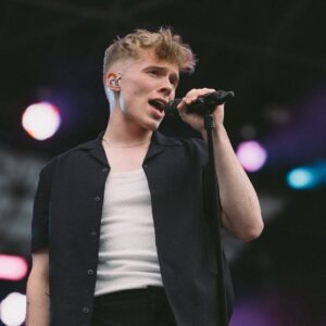 Patricia Kelly Instagram - Iggi, today you are 21 years old!!!! How time flies 🥳🔥🎈🎉
We can’t believe that you’re a young man now, touring with your own songs through Europe - totally crazy!!! 
You always knew what you wanted and you fought for your dreams. Even if your dreams were not what Mama and Papa wanted for you 🙄🤪🤣😂 GOOD SO - WELL DONE!! 💪🏻😅
Always follow your heart. You are the most extraordinary person with a big heart for everyone around you and we are very proud of you. We love you to the moon and back and we will always be there for you, no matter what 😍🥰
Happy Birthday @iggikelly_official from your family ❤ 
#iggikelly #birthday #21 #youngman #timeflies #family #Familie #love #patriciakelly #kellyfamily #thekellyfamily