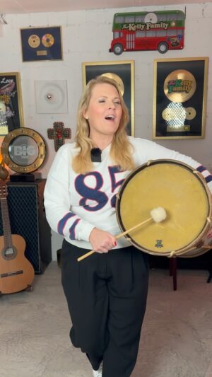 Patricia Kelly Instagram - Als ich letztens die Bombo rausholte, um für euch ein Video aufzunehmen, kamen mir all die Songs in den Kopf, die wir als Kinder gesungen haben... 🍋🥁💛 
Kennt ihr das? Welche Songs erinnern euch an eure Kindheit?? 
#memories #spain #hechounlimon #childhood #music #musik # Kindheit #bombo #trommel #Erinnerungen #patriciakelly #kellyfamily #thekellyfamily