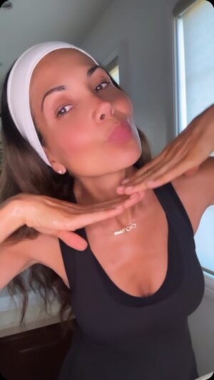 Patricia Manterola Instagram - Les paso este súper tip mis amores 😉 Me encantó esta mascarilla que se congela y te deja la piel hermosa!!! La encuentras en: @gelatoforyourface #skincare #beautytips #gelatoforyourface