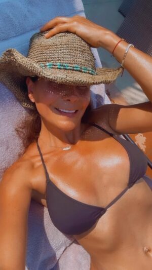 Patricia Manterola Instagram - Tratando de emparejar el bronceado 😅☀️☺️ #summer #sun #lovinglife