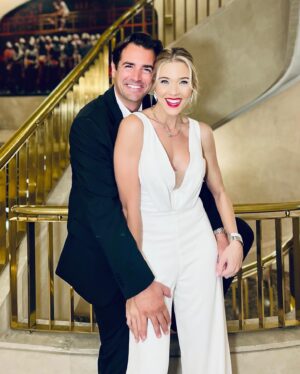 Patricia Montero Instagram - Somos de amar cada cosa que hacemos, no sabemos trabajar de otra manera, quizá ese sea uno de nuestros puntos fuertes como pareja y como tandem de pareja de empresarios también ❤️ Ayer arrancamos con una bonita fiesta la semana de la moda #MBFWMadrid junto a @holacom en un día muy especial #14Febrero 💌

🥰🙏🏻 Y nos gustó sentir un cariño especial hacia nuestra marca @yogimi 🧵 Un proyecto común que empezó como un sueño y sin esperarlo y darnos apenas cuenta, empieza a verse reconocida esa otra faceta 👩‍❤️‍👨

1. #MBFWMadrid photocall 
2. 1,2,3 📸 ¡sonríe! 
3. Desde nuestro taller textil @yogimi en Málaga 
4. Romeo busca a Julieta 😂
5. Retrato  @dinhvanparis 💎 
6. Como el 1°día … 15 años después 
7. Por los pasillos del Teatro real luciendo @pronovias 
8. Poniendo a prueba el temporizador del Telf 🙃⏲️ 
9. Muah & Hair by @maisoneduardosanchez 
10. Reflejos ⚡️ Buscando la creatividad 📸✌🏻

#MadridFashionWeek #MBFWM #YoSoyYogimi #YogimiLover #CuandoNadaEsperasTodoLlega