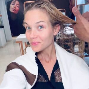 Patricia Montero Instagram - Somos de amar cada cosa que hacemos, no sabemos trabajar de otra manera, quizá ese sea uno de nuestros puntos fuertes como pareja y como tandem de pareja de empresarios también ❤️ Ayer arrancamos con una bonita fiesta la semana de la moda #MBFWMadrid junto a @holacom en un día muy especial #14Febrero 💌

🥰🙏🏻 Y nos gustó sentir un cariño especial hacia nuestra marca @yogimi 🧵 Un proyecto común que empezó como un sueño y sin esperarlo y darnos apenas cuenta, empieza a verse reconocida esa otra faceta 👩‍❤️‍👨

1. #MBFWMadrid photocall 
2. 1,2,3 📸 ¡sonríe! 
3. Desde nuestro taller textil @yogimi en Málaga 
4. Romeo busca a Julieta 😂
5. Retrato  @dinhvanparis 💎 
6. Como el 1°día … 15 años después 
7. Por los pasillos del Teatro real luciendo @pronovias 
8. Poniendo a prueba el temporizador del Telf 🙃⏲️ 
9. Muah & Hair by @maisoneduardosanchez 
10. Reflejos ⚡️ Buscando la creatividad 📸✌🏻

#MadridFashionWeek #MBFWM #YoSoyYogimi #YogimiLover #CuandoNadaEsperasTodoLlega