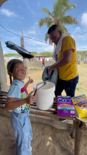 Patricia Velásquez Instagram - Hermosa @soycristinvilchez Visitamos la comunidad de Sabaneta de Montiel en el municipio Almirante Padilla, un pueblo lleno de amor , respeto y mucha fe , Gracias Dios por permitirnos ayudar 🙏🏻❤️ Gracias 
@helpforvenezuelafoundation @wayuutaya @wayuutaya @onemilkforvenezuela @sanvicentedoral @ajsobalvarrod @annyounglee @coreresponse @acceso_org @fgiustra @globalgiving