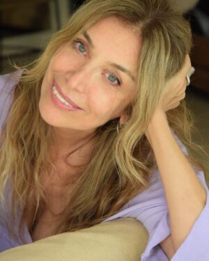 Patricia Viggiano Instagram - La vida te pone en el lugar q es necesario q estés… no importa xq sino p que….q hablar q sanar, q aprender q transformar… 

Es un arte… flexibilidad y constancia, anclaje y disfrute… no falla…total todo lo q tenga q pasar lindo o no lindo igual pasará…

Hacía ya nos lleva… nos va empujando…

Si te resistís la pasas  mal innecesariamente… 

La comprendes de entrada que no vas a poder escapar… y ya…

Ahí se revela …te da el golpe tan necesario p levantarte, elevarse y volver a volar en un mar de salpicadas olas de sabiduría q se encadenarán…

Y comprendes que ese es el ritmo de la vida… va y viene…una linda y una no tan linda…

Y vos acompañando…y yo tb…y un entramado de almas destinadas a encontrase y desencontrarse… quien sabe a que…o x que

Yo sigo aprendiendo una y otra vez … y el reencuentro conmigo misma es maravilloso e inacabable…y eso es lo importante encontrarme a solas conmigo misma y pulirme una y otra vez p ser quien y como quiero ser  vivir…

Porque? Xq como es adentro es afuera 😊✨👌

Buen arranque de segundo arranque de la semana! Pásenlo lindo!

PH:@sebasnaonok 
  @aguspulidook