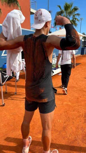 Patrick Mouratoglou Instagram - The training week ended with this great mini game clay battle. We can’t be more excited to share it with you guys. Congrats @holgerrune for this valuable win. #tennis #tennislife #tennisplayer #holgerrune
