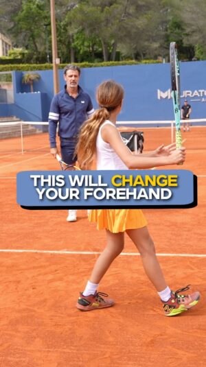Patrick Mouratoglou Instagram - Do you struggle with your forehand? Follow my tip to improve your position 👀 🎾 You’ll see the difference!! 
#coachmouratoglou #forehand #tennistips #tenniscoach