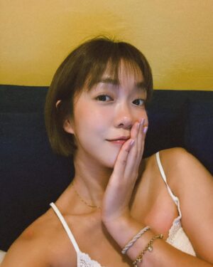 Patty Pei-Yu Lee Instagram - —
頭髮剪短了，清爽。
傍晚在工作室前澆花。

許久不見的鄰居友人：「吼，是仙女喔！」 ☺️ 
聽得我內心暗爽沾沾自喜。
一進門看的鏡子裡的我⋯⋯才發現⋯⋯

整件衣服裡外反著穿，剛剛還去工作呢😊
有仙女是這樣的嗎😊

#我的八月一日
#是都在幹嘛