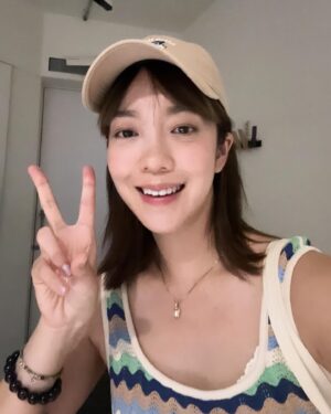 Patty Pei-Yu Lee Instagram - 嗨，你好。

當人生要給你重重一擊或是你覺得「哈囉請問現在是在跟我開玩笑嗎？」的時候，請務必冷靜平穩呼吸，幽默詼諧的面對（就像本圖尷尬又不失誠意的微笑）
而這一切只有一個原因，就是你要相信一切的事情都有它最好的安排。

最後提醒，人類的肉體跟物質實在是太微不足道了，看不見的才是最高最深的智慧所在。

幫媽媽集氣，加油加油加油歐。💪