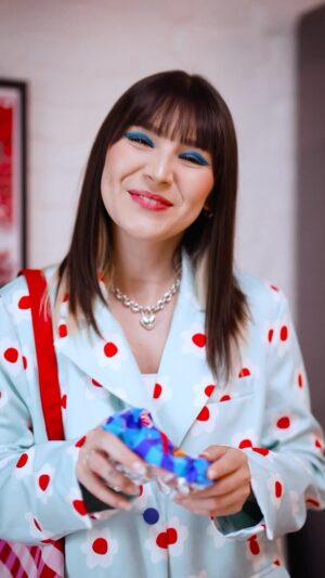 Paty Leda Instagram - meu maior sonho era trabalhar em uma grande revista de moda… 💭

… mas, ainda bem que nessa jornada eu tava aberta pras ondas que a vida dá, não seguir o roteiro original tá tudo bem 💙

afinal, a vida não acontece em uma linha reta! #VivaEssaOnda @ruffles.oficial