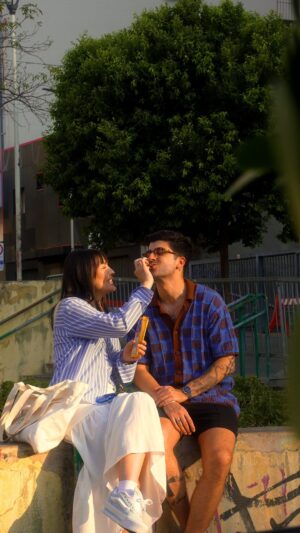 Paty Leda Instagram - parece que alguém foi deixando algo delicioso pelo caminho 💙 @lactaoficial 

duvidas que esse encontro teve um final feliz? 🍫🥰