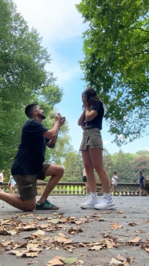 Paty Leda Instagram - SIIIIMMMMM! 💍🥹 Um milhão de vezes sim em todas minhas vidas ❤️

Foi aqui que eu senti que o tempo parou e só existia eu e você no mundo, você que sempre me faz querer falar tanto, sempre conversar muito sobre tudo me deixou sem palavras 🥺 o sim mais fácil de toda minha vida. É com você que eu quero desbravar o mundo, viver coisas pela primeira vez, desabar de chorar quando for preciso, me sentir segura em qualquer circunstancia, é do seu lado que eu quero ficar pra buscar aconchego, conforto, suporte, carinho, amor sempre. São mais de 10 anos sendo apoio, torcida, companhia um do outro e meu amor e admiração cada dia que passa cresce mais e mais por você ❤️

Pra sempre sendo parceiro um do outro e preparados pra todas as aventuras que a vida nos levar, obrigada por me fazer feliz todos os dias e por ter pensado nesse momento tão especial e tão nosso, te amo te amo e te amo, você vai ser pra sempre meu grande amor e esse dia vai ficar marcado pra sempre em mim 🫶🏻 @lucasdevalho
