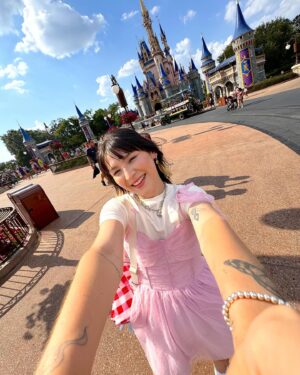 Paty Leda Instagram - some people are worth melting for 🩵⛄️ 
vivendo uma viagem mágica com elas! 

obrigada @disneyworld.brasil por esses dias incríveis 🥹