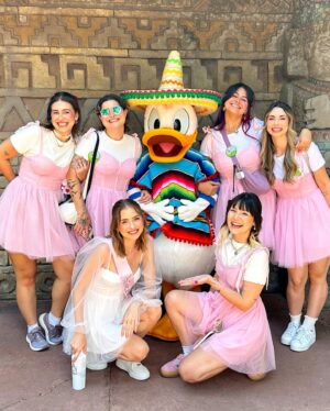 Paty Leda Instagram - some people are worth melting for 🩵⛄️ 
vivendo uma viagem mágica com elas! 

obrigada @disneyworld.brasil por esses dias incríveis 🥹