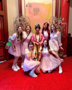 Paty Leda Instagram - some people are worth melting for 🩵⛄️ 
vivendo uma viagem mágica com elas! 

obrigada @disneyworld.brasil por esses dias incríveis 🥹