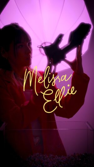 Paty Leda Instagram - fazer o que se a melissa me deixa assim… inspirada! ✨

criei algumas versões pra minha Melissa Ellie, que já é super versátil e fashionista, e dei um toque da minha personalidade em cada uma delas 🍒🪩🍓 @melissaoficial

gostaram? 💖