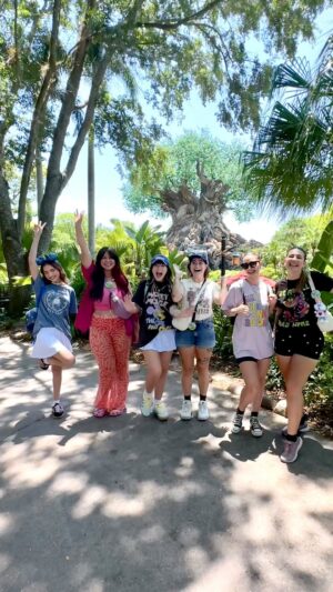 Paty Leda Instagram - Dando start em mais um dia mágico 🪄 o melhor Bride’s squad, sim ou claro? 🫶