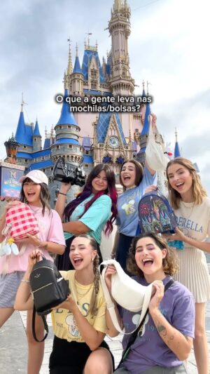 Paty Leda Instagram - O que cada uma levou nas mochilas e bolsas em dias de parque! ✨💖💁‍♀️ Agora me conta, o que teria na sua bolsa?