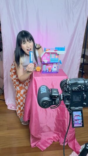Paty Leda Instagram - eu inventei um video na minha cabeça só pra poder realizar um sonho de infância 🤯🏠💭

a @boldsnacks abraçou a ideia e vem aí um conteúdo lindão pra comunicar um lançamento da marca 👀 

já já eu posto o resultado,a patyzinha vai entrar em ação novamente 🎬 #bastidores #publi #bts