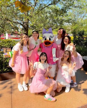 Paty Leda Instagram - some people are worth melting for 🩵⛄️ 
vivendo uma viagem mágica com elas! 

obrigada @disneyworld.brasil por esses dias incríveis 🥹