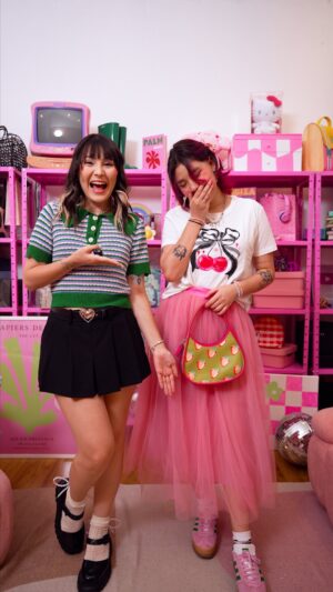 Paty Leda Instagram - só pq vocês pediram 👀 vestindo minha irmã com as minhas roupas 😌 

#grwm #lookcolorido #sisters