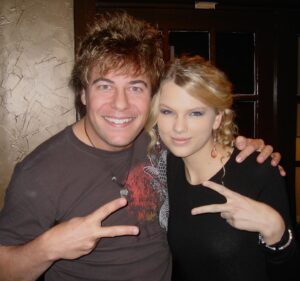 Paul Sidoti Instagram - Happy Birthday Tay! I can’t believe I’ve known you half your life now.. I knew all those years ago how incredibly special and talented you are.. So proud of all you’ve accomplished.. Very proud to always be by your side on that magical stage.. Enjoy your special day @taylorswift !! 🎂🎉🎁❤️