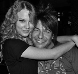Paul Sidoti Instagram - Happy Birthday Tay! I can’t believe I’ve known you half your life now.. I knew all those years ago how incredibly special and talented you are.. So proud of all you’ve accomplished.. Very proud to always be by your side on that magical stage.. Enjoy your special day @taylorswift !! 🎂🎉🎁❤️