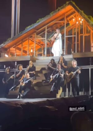 Paul Sidoti Instagram - “Is it rain?”- @taylorswift (Yes!..) - @paul_sidoti 😛🤣❤️🎸 Sydney we’re ready for three more nights! Who’s coming?! 👍🏻 @taylorswift #theerastour