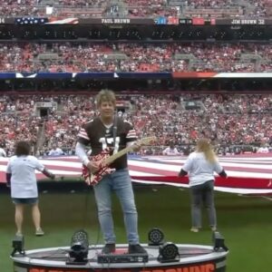 Paul Sidoti Instagram - Thank you so much my @clevelandbrowns family.. To get to experience this musical moment in my hometown playing for my favorite football team is a dream come true.. Clevelander for life.. #rideordieBrownsfan #BrianSipe17 #kardiackids PS I will upload the full versions when I’m a little more tech savvy 🤣 @futone @evhgear @fractalaudiosystems @eddievanhalen