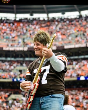 Paul Sidoti Instagram - Thank you so much my @clevelandbrowns family.. To get to experience this musical moment in my hometown playing for my favorite football team is a dream come true.. Clevelander for life.. #rideordieBrownsfan #BrianSipe17 #kardiackids PS I will upload the full versions when I’m a little more tech savvy 🤣 @futone @evhgear @fractalaudiosystems @eddievanhalen