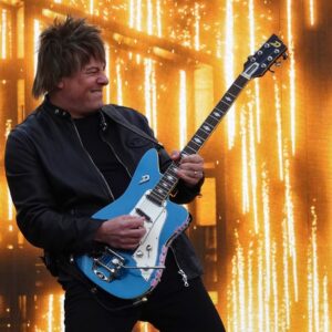 Paul Sidoti Instagram - Freezing and windy fun in Edinburgh! 🥶 💨 ☺️🎸👍🏻 (It’s quite alright I grew up in Cleveland so I know all about cold.. and tons of snow!! 🤣 it’s alll good!) One last show tonight can’t wait.. Love this city and the crowds.. @taylorswift #theerastour 📸: @stevenstanley  @iduesenberg