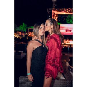 Paula Echevarría Instagram - 7.8.2024
Ayer fui INMENSAMENTE FELIZ!
Gracias a la vida por darme salud para cumplir mis 47 y hacerlo rodeada de mi familia y de mis amigos que disfrutan conmigo cada paso que doy! 
Sois mi mayor fortuna! Os quiero con locura!
(He echado mucho de menos a mucha gente por no poder estar aquí en Marbella pero me habéis dejado claro que la distancia no significa no estar presentes ♥️)

Gracias a toda la gente que me hizo llegar su felicitación y sus mejores deseos! Ojalá os vuelva x 2! 🫶🏼

Gracias a @sandrastarlite y a @ignaciomaluquer, por ser mis amigos y por prestarme su casa @starlitefestival, (que ya es un poco mía también 🤪) para poder ser todo lo feliz que soy siempre ahí, siempre digo que es uno de mis lugares favoritos del mundo y no me quedo corta, uno siempre desea volver donde es feliz 🌈
Viva STARLITE! ⭐️

Mi look:
Vestido @zeyneptosunofficial 
Sandalias @martinellishoes x @redondobrand 
Pendientes @fetichesuances
Maquillaje y peluquería @mikvarez para @yslbeauty #yslbeauty #makeupLook 

Fotos by @victorfilm19 📸

#Welcome47
#HappyBirthdayToMe
#StarliteFestival
#Marbella
#VivaLaVida 

Ah, y si, canté con @juanmagan 🤭