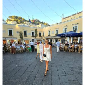 Paula Echevarría Instagram - 𝑪𝒂𝒑𝒓𝒊 🇮🇹

(Ya son las últimas que pongo del viaje, lo prometo 🙋🏻‍♀️😅..)

(Vestido etiquetado)