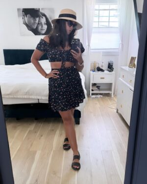 Paula Garcés Instagram - Just out here summering!🌼☀️