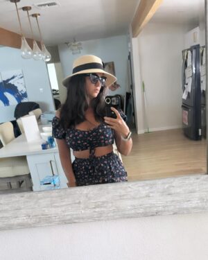 Paula Garcés Instagram - Just out here summering!🌼☀️