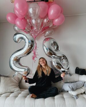 Paulina Vetrano Instagram - ✨Cumpleaños a distancia pero sintiendolos más cerca que nunca 🫰🏼 Gracias a cada uno por sus mensajes y por todo el amor que recibí ayer que fue mucho y me hicieron muy feliz 🤧 Que se vengan esos 28 nomaaaa (Aunque decir 28 me parezca fuertiisimoooo) 🎂❤️